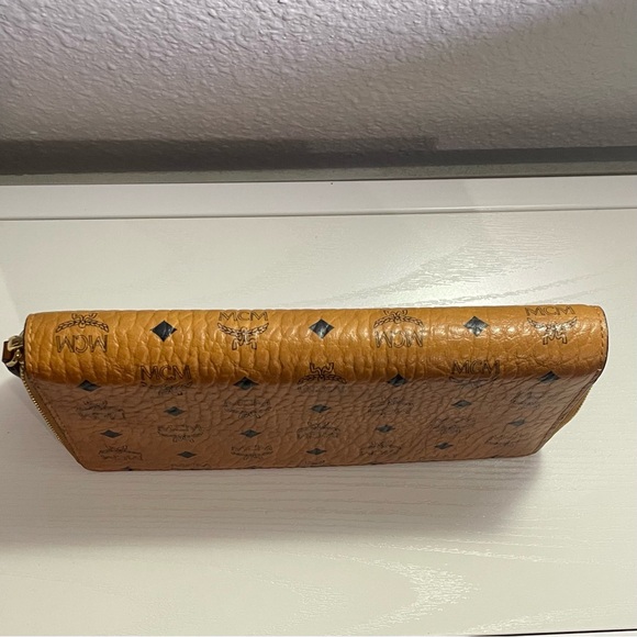 EUC!! MCM Zip Around Wallet in Visetos Original - Picture 7 of 9